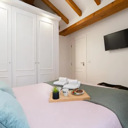 Hostwise - Stylish Retreat In Porto's Heart * Oporto