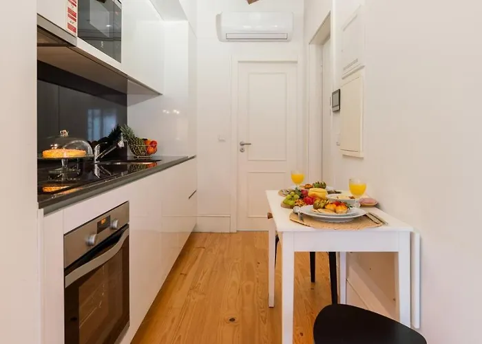Hostwise - Stylish Retreat In Porto's Heart