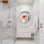 Hostwise - Stylish Retreat In Porto's Heart דירה פורטו