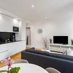 Hostwise - Stylish Retreat In Porto's Heart פורטו