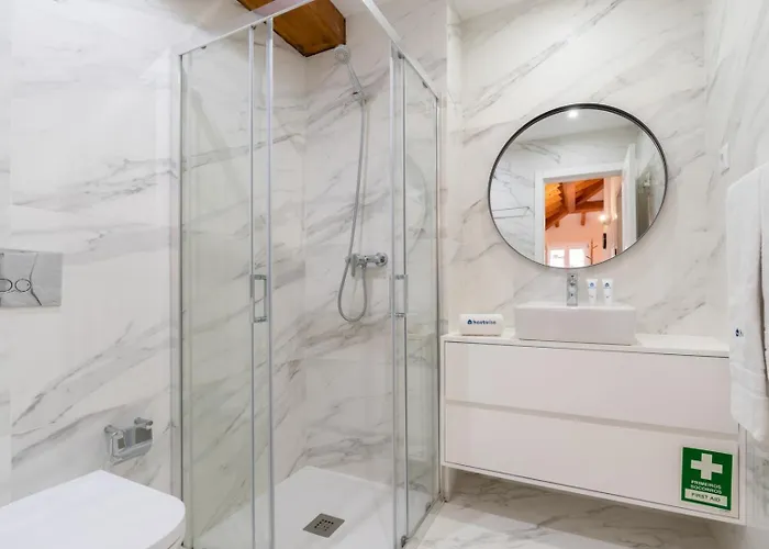 Hostwise - Stylish Retreat In Porto's Heart