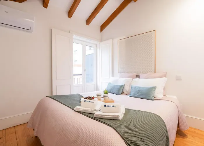 Hostwise - Stylish Retreat In Porto's Heart