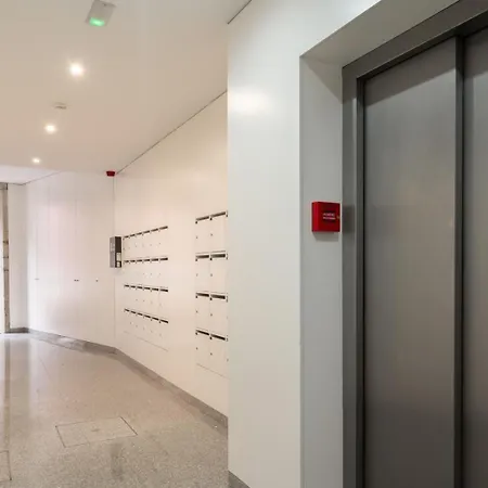 Hostwise - Stylish Retreat In Porto's Heart