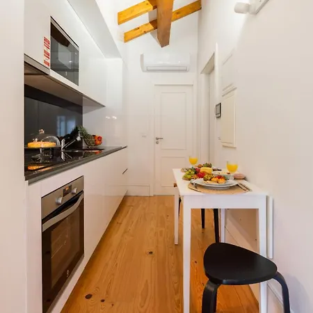 Hostwise - Stylish Retreat In Porto's Heart