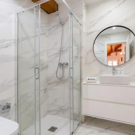 Hostwise - Stylish Retreat In Porto's Heart