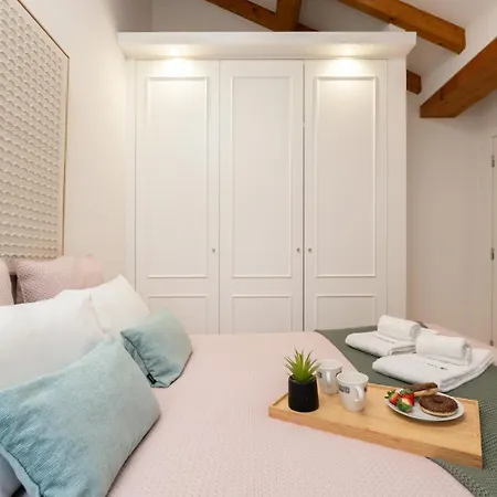 Hostwise - Stylish Retreat In Porto's Heart Porto