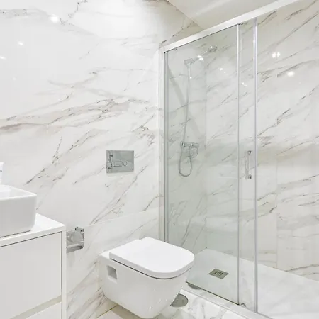 Hostwise - Stylish Retreat In Porto's Heart