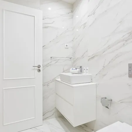 Апартаменты Hostwise - Stylish Retreat In Porto's Heart Порту