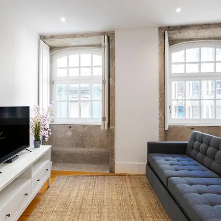 Hostwise - Stylish Retreat In Porto's Heart Porto