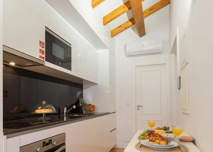 Daire Hostwise - Stylish Retreat In Porto's Heart Porto