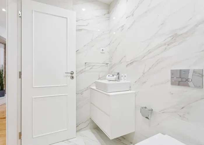 Daire Hostwise - Stylish Retreat In Porto's Heart Porto