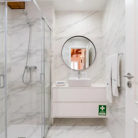 Hostwise - Stylish Retreat In Porto's Heart Appartement Oporto