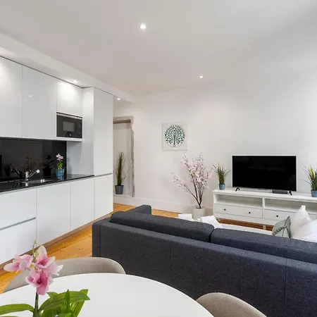 Hostwise - Stylish Retreat In Porto's Heart Oporto