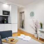 Hostwise - Stylish Retreat In Porto's Heart شقة بورتو