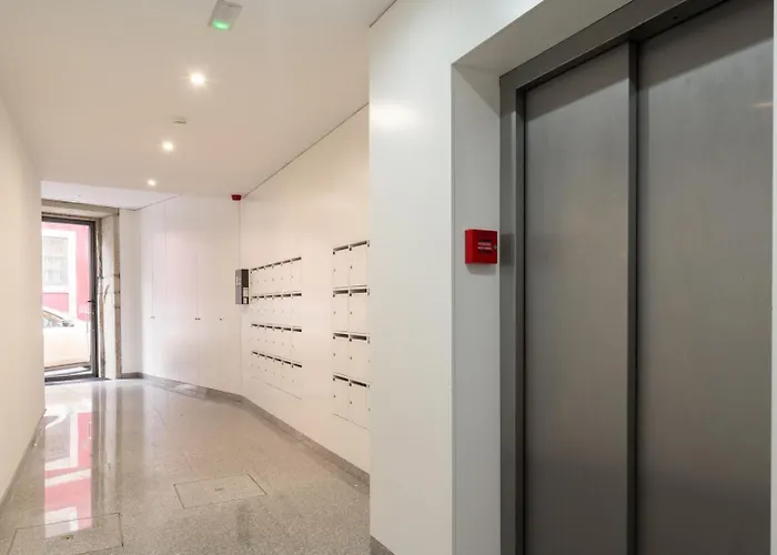 Hostwise - Stylish Retreat In Porto's Heart