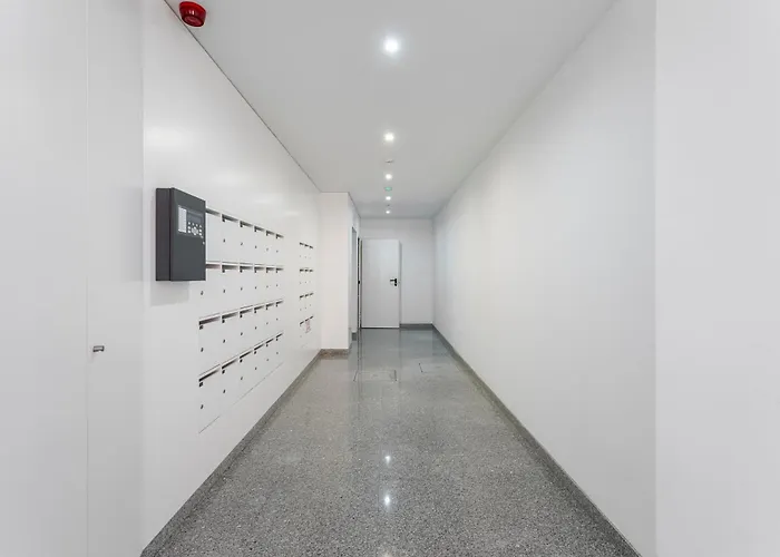 Hostwise - Stylish Retreat In Porto's Heart * 포르투