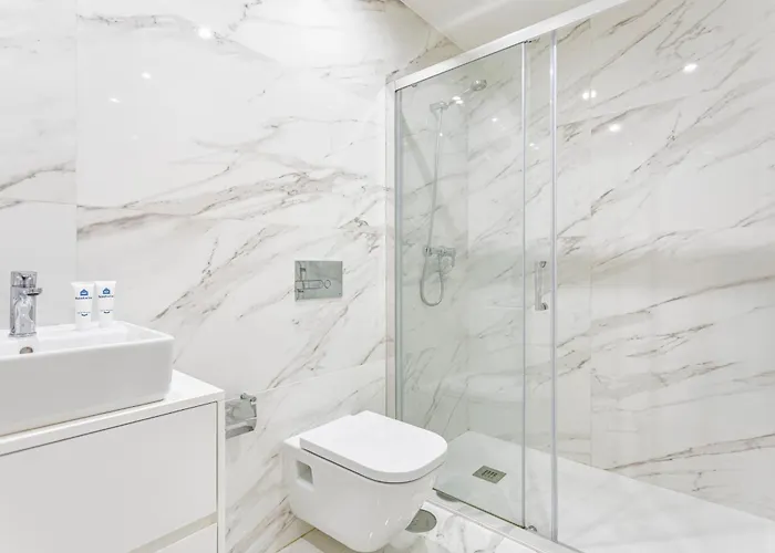 Hostwise - Stylish Retreat In Porto's Heart