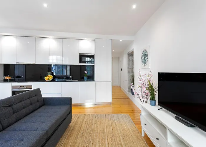 Hostwise - Stylish Retreat In Porto's Heart 아파트